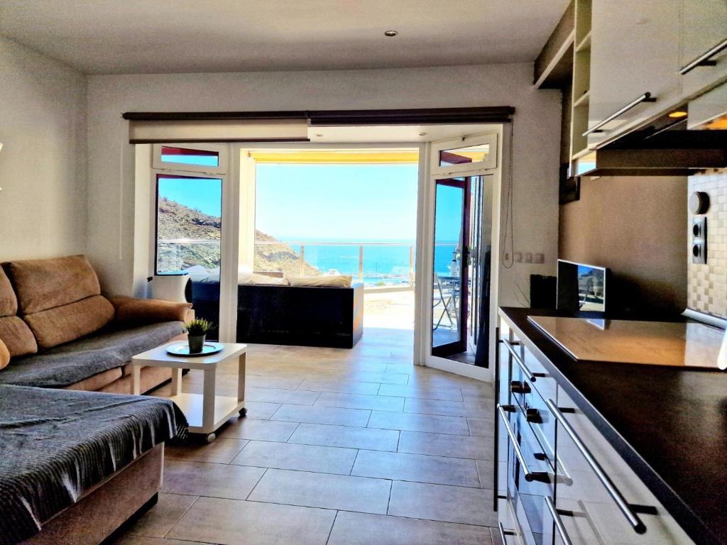 kuchnia i salon z widokiem na ocean w obiekcie Apartments Rachel Paradise w mieście Puerto Rico de Gran Canaria