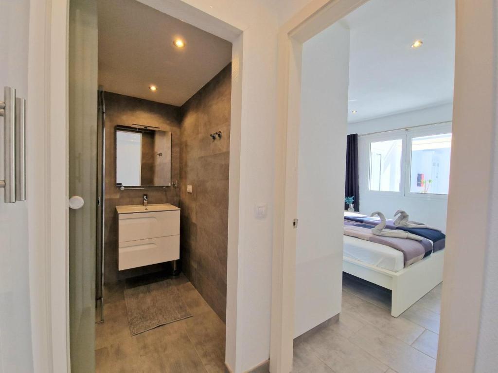 Łóżko lub łóżka w pokoju w obiekcie Apartments Rachel Paradise