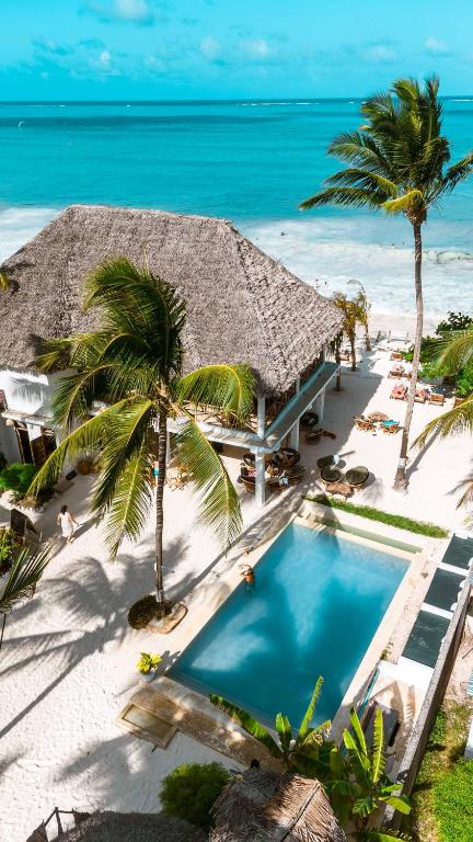 Bazén v ubytování Maisha Matamu Beach Hotel Paje nebo v jeho okolí