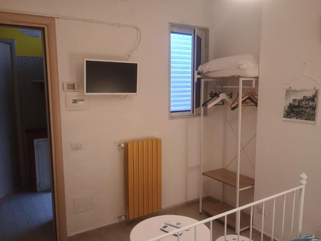 TV a/nebo společenská místnost v ubytování Terrazza Sui Sassi