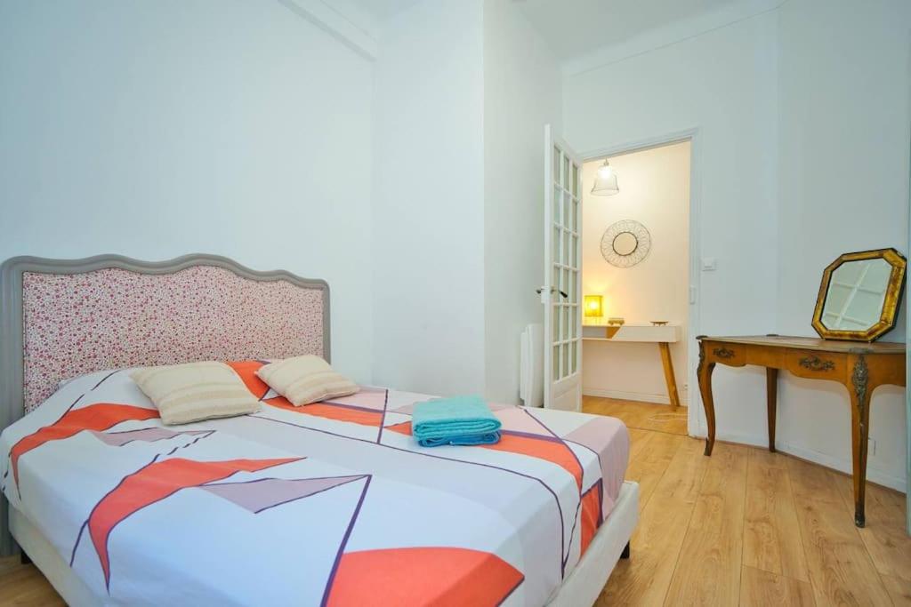 une chambre avec un lit, une table et un miroir dans l'établissement Suite Chic & Cosy, Hyper Centre, Proximité Plage, NICE CENTRE, à Nice