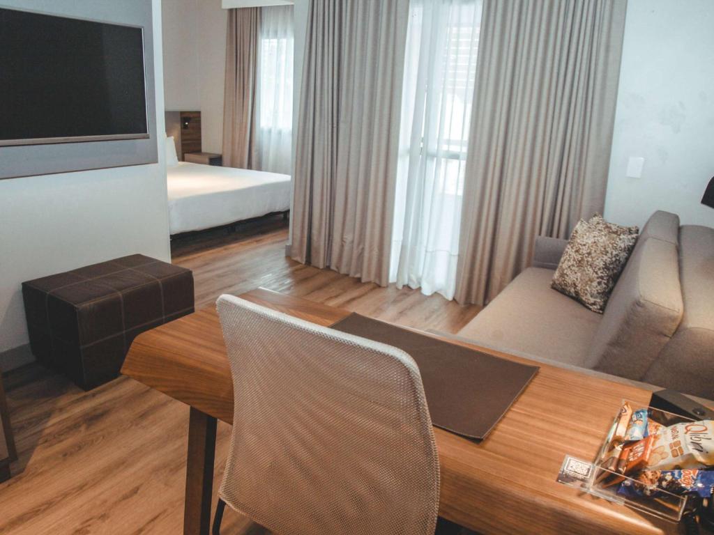 TV a/nebo společenská místnost v ubytování Mercure Curitiba Batel