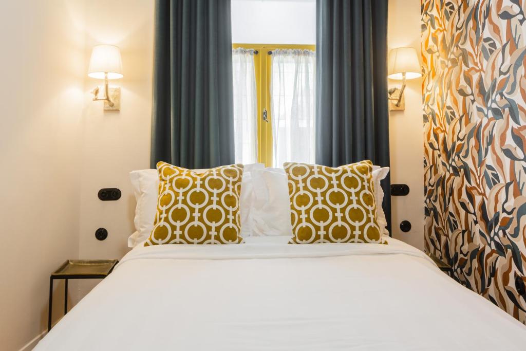 Postel nebo postele na pokoji v ubytování Archo Nafplio Suites & Rooms