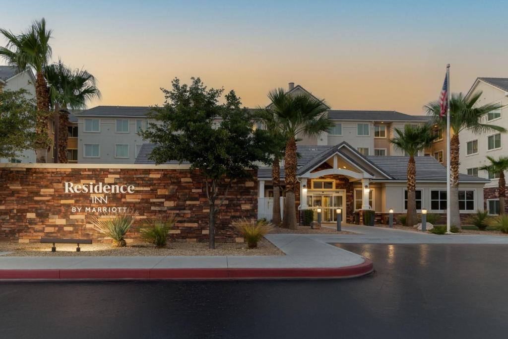 ein Hotel mit einem Schild vor einem Gebäude in der Unterkunft Residence Inn by Marriott Las Vegas Airport in Las Vegas