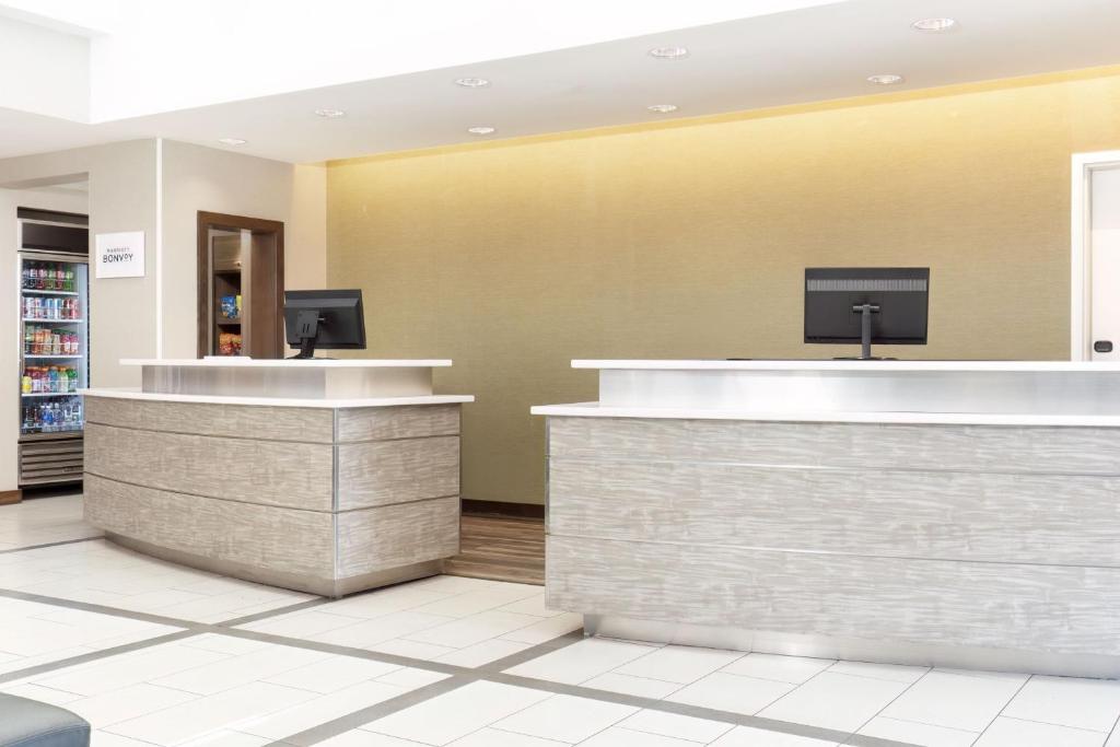 eine Lobby mit einem Geldautomaten in einem Geschäft in der Unterkunft Residence Inn by Marriott Las Vegas Airport in Las Vegas