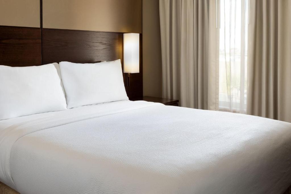 ein großes weißes Bett in einem Zimmer mit Fenster in der Unterkunft Residence Inn by Marriott Las Vegas Airport in Las Vegas