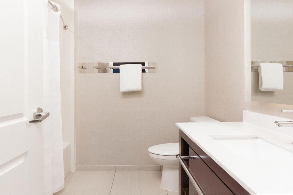 Ein Badezimmer in der Unterkunft Residence Inn by Marriott Las Vegas Airport