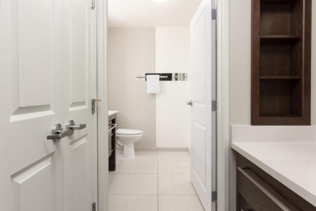 Ein Badezimmer in der Unterkunft Residence Inn by Marriott Las Vegas Airport