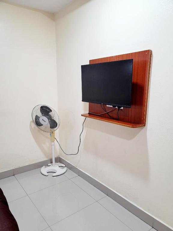 TV a/nebo společenská místnost v ubytování Nairobi Glory Palace Hotel