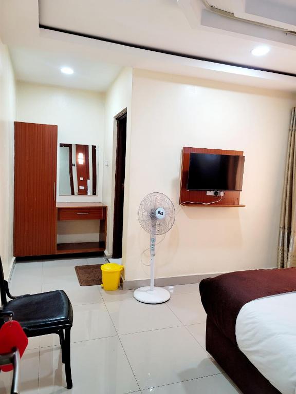 TV a/nebo společenská místnost v ubytování Nairobi Glory Palace Hotel