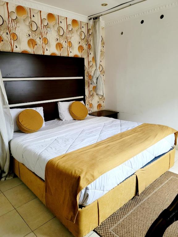 Postel nebo postele na pokoji v ubytování Nairobi Glory Palace Hotel