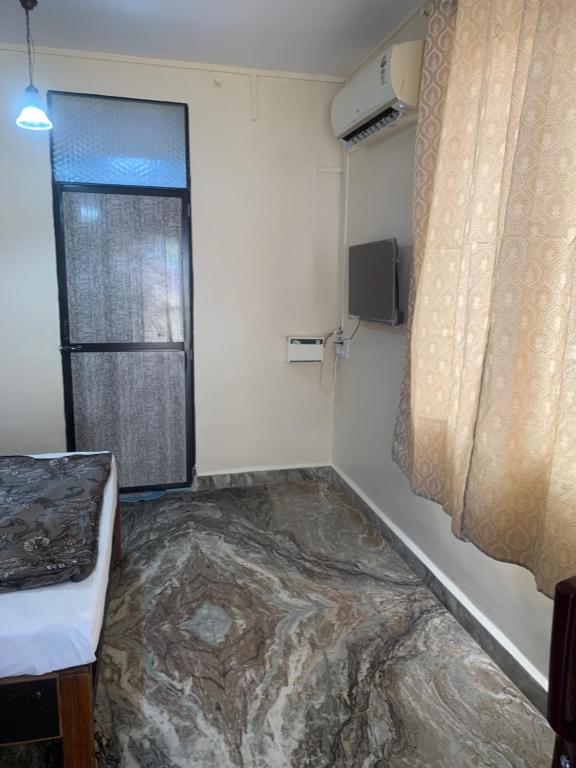 a small room with a rv with a window at James Guesthouse in Bogmalo