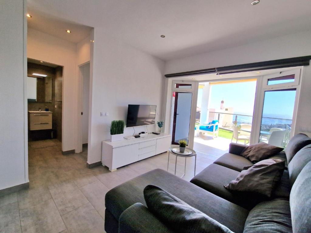 Telewizja i/lub zestaw kina domowego w obiekcie Apartments Rachel Paradise