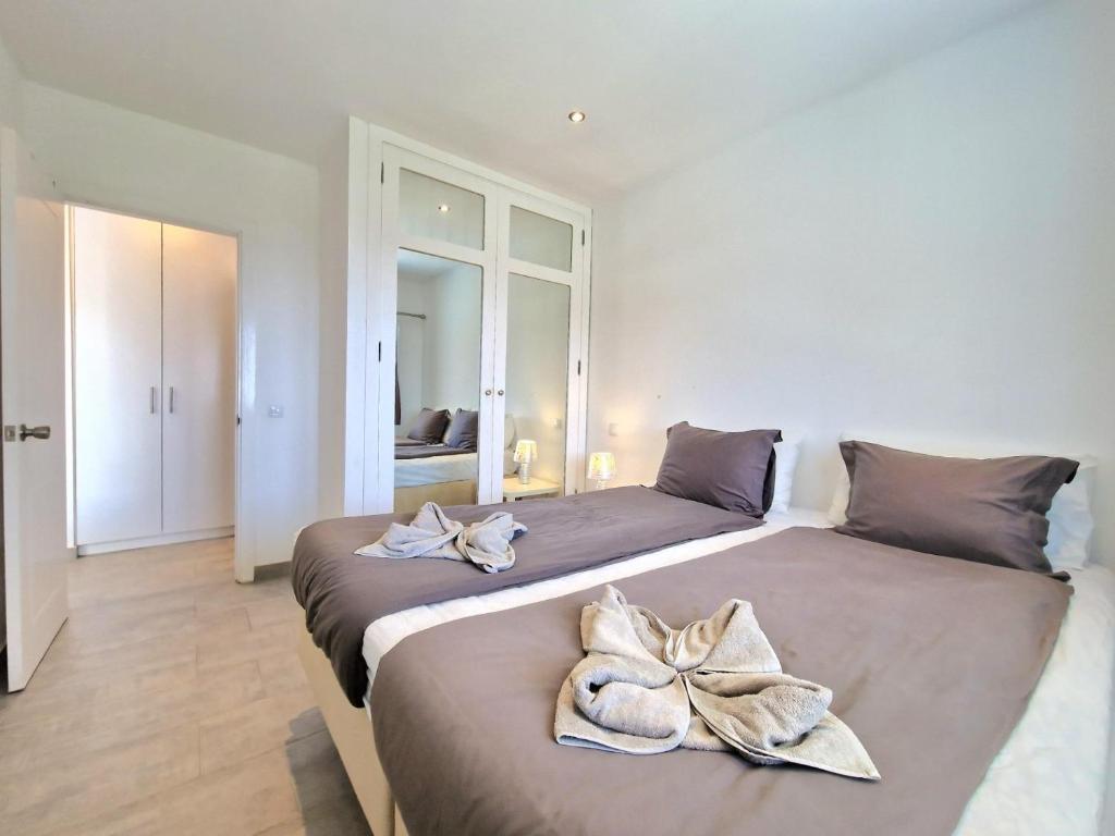Łóżko lub łóżka w pokoju w obiekcie Apartments Rachel Paradise