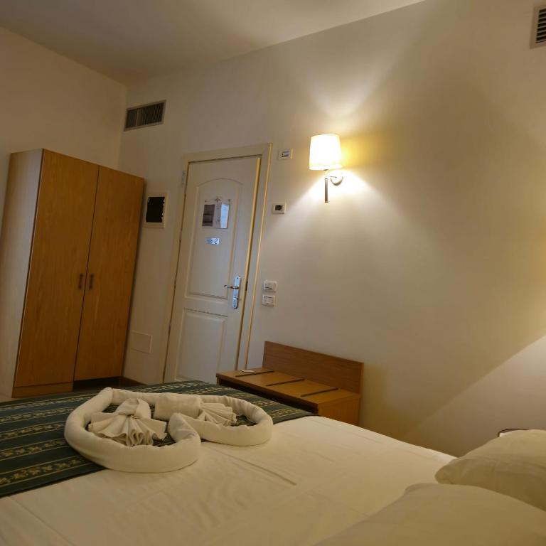 Postel nebo postele na pokoji v ubytování Hotel Marco Polo Airport hotel