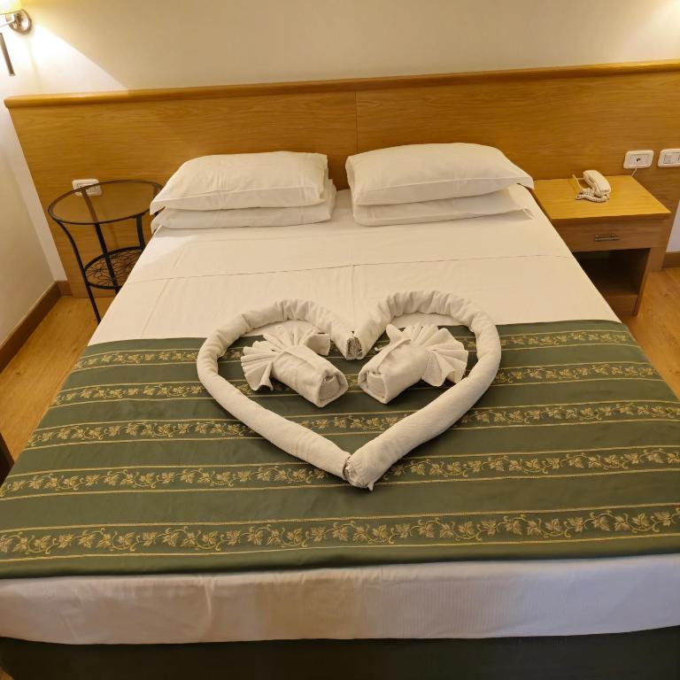 Postel nebo postele na pokoji v ubytování Hotel Marco Polo Airport hotel