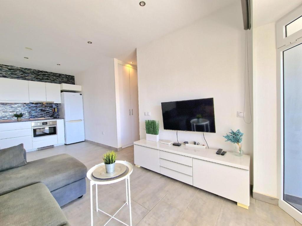 Telewizja i/lub zestaw kina domowego w obiekcie Apartments Rachel Paradise
