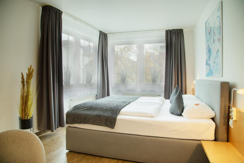 Postel nebo postele na pokoji v ubytování hogh Hotel Heilbronn