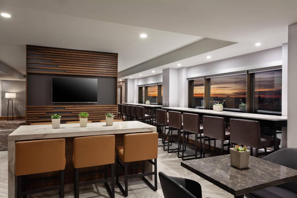 TV a/nebo společenská místnost v ubytování Marriott Phoenix Airport