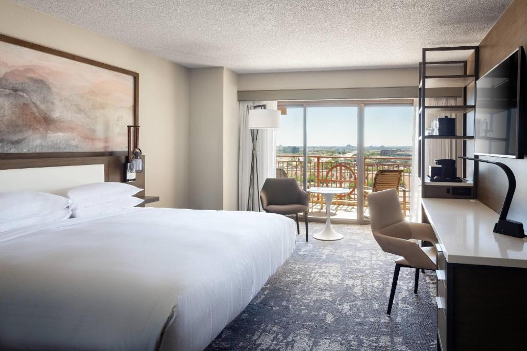 Postel nebo postele na pokoji v ubytování Marriott Phoenix Airport