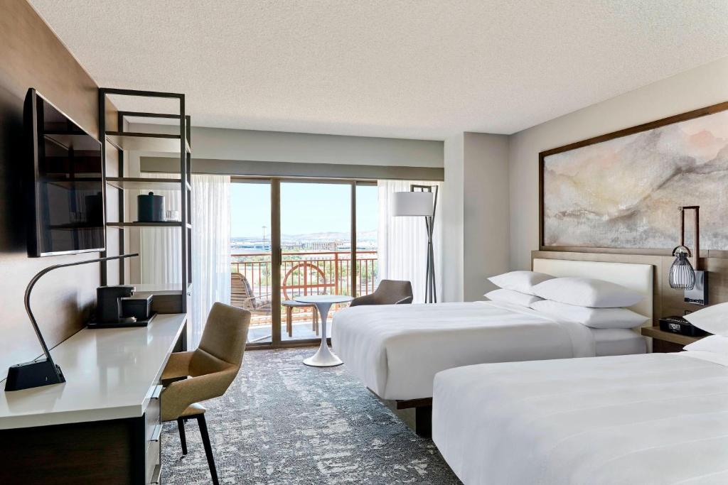 Postel nebo postele na pokoji v ubytování Marriott Phoenix Airport