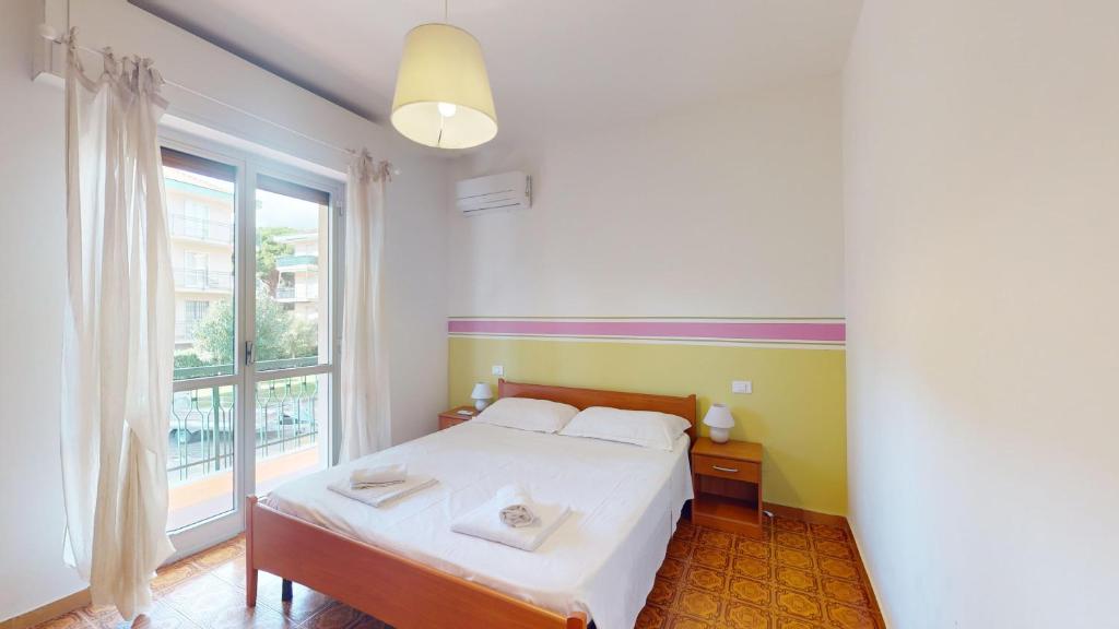 A bed or beds in a room at Hannalore - By Ligooria