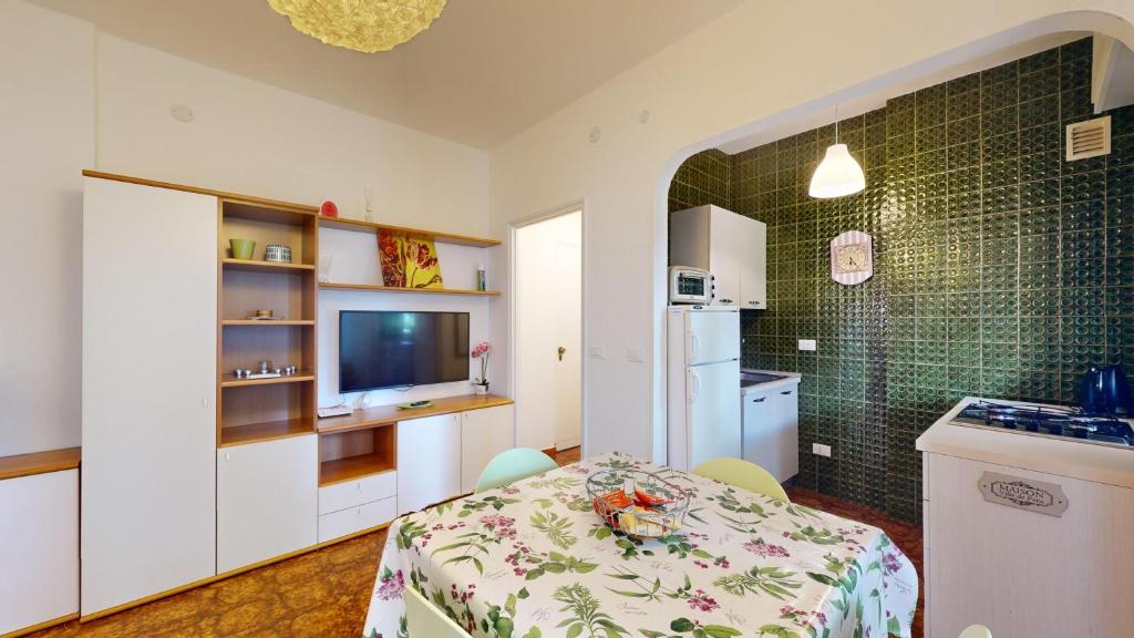 A kitchen or kitchenette at Hannalore - By Ligooria