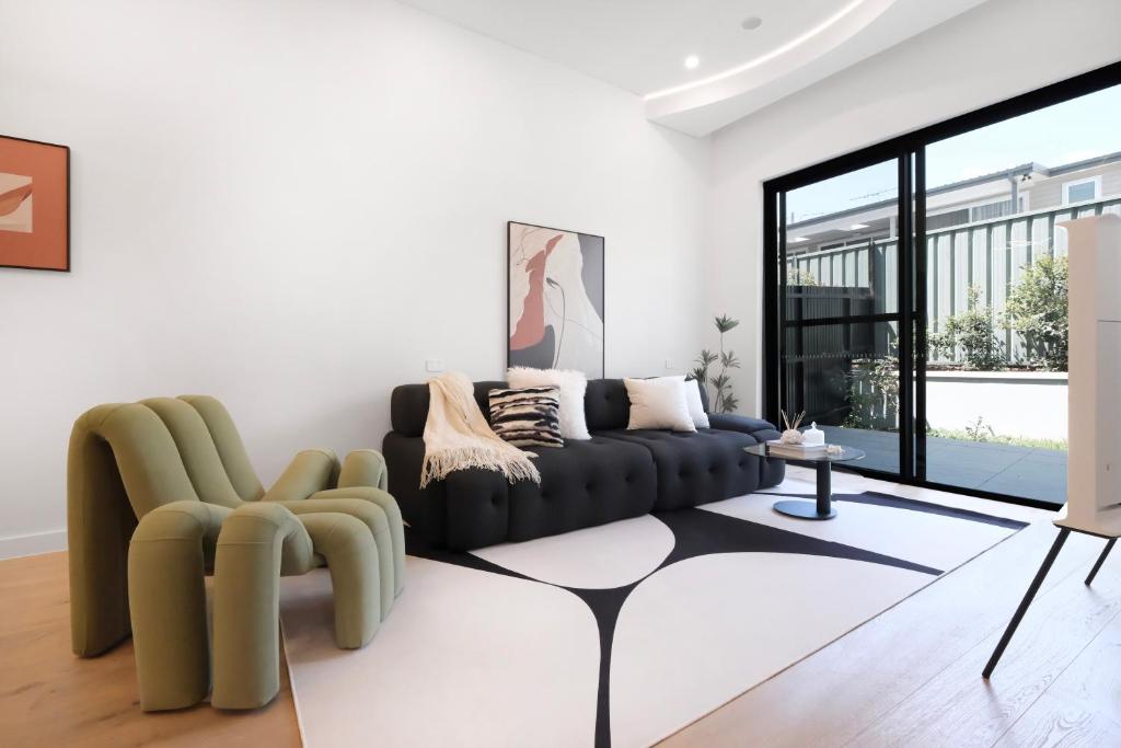 a living room with a couch and a table at Lux & New 5-BR Townhouse for family in Miranda