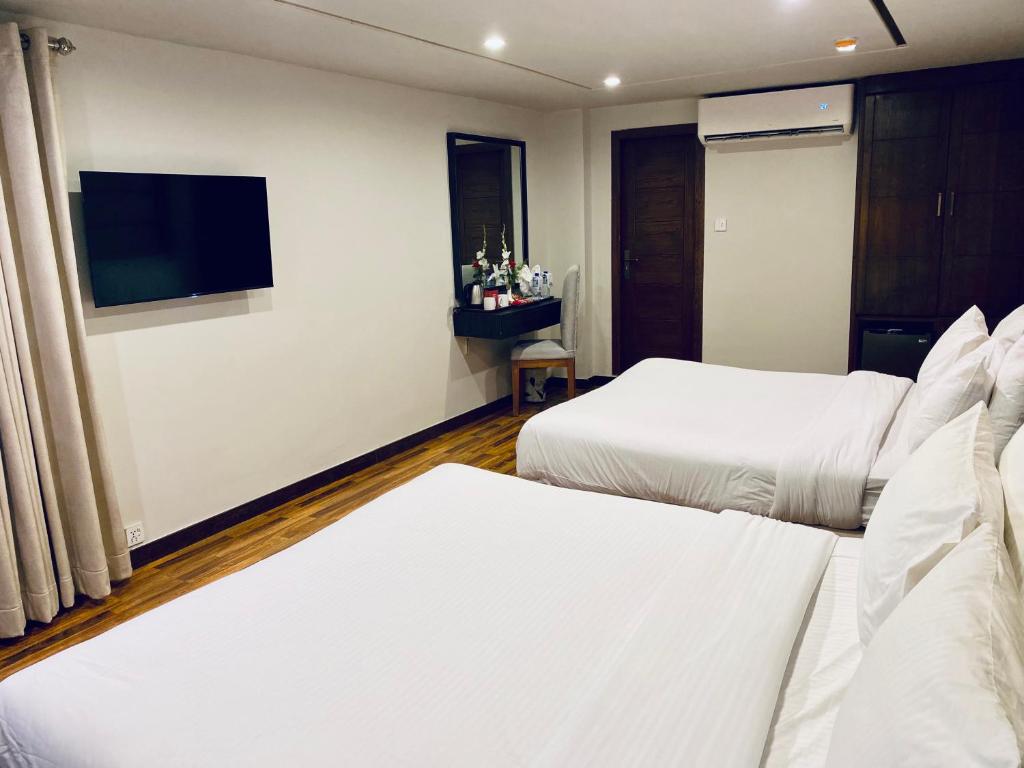 Envoy Continental Hotel - Family Suite