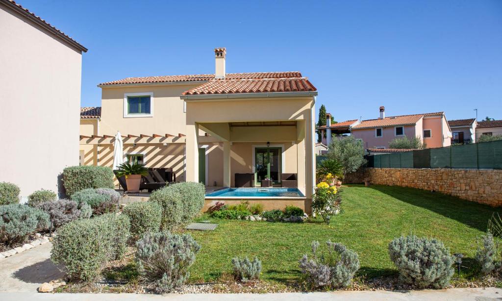 a house with a garden and a swimming pool at Villa Daniela mit Pool in Bale, bei Rovinj für 4-6 Personen in Bale