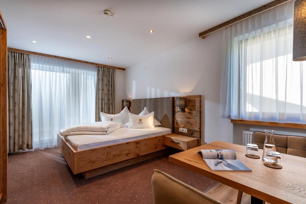 Postel nebo postele na pokoji v ubytování Alpenhof Hotel Garni Suprême