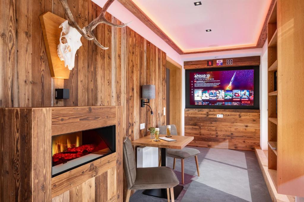 TV a/nebo společenská místnost v ubytování Alpenhof Hotel Garni Suprême