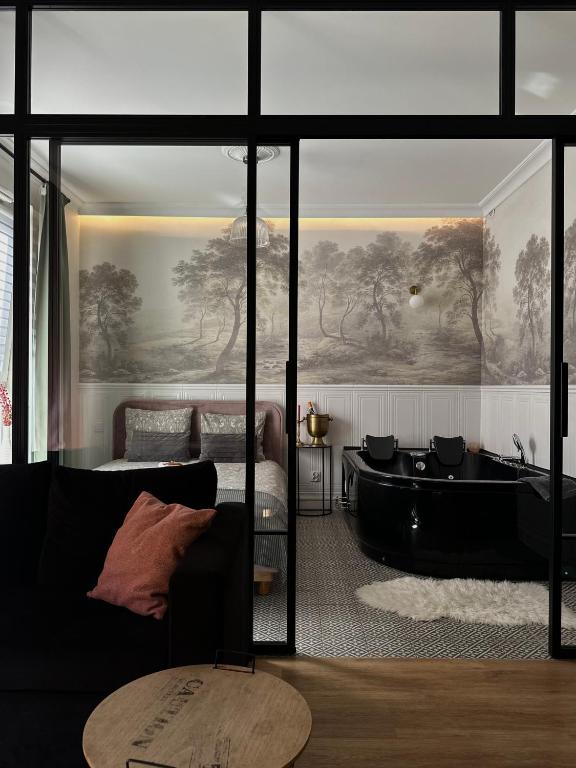 Hotel Jacuzzi Apartamenty Gdańsk #2 - RELAX Apartments, a living room with a bath tub and a bedroom at Jacuzzi Apartamenty Gdańsk #2 - RELAX Apartments in Gdańsk