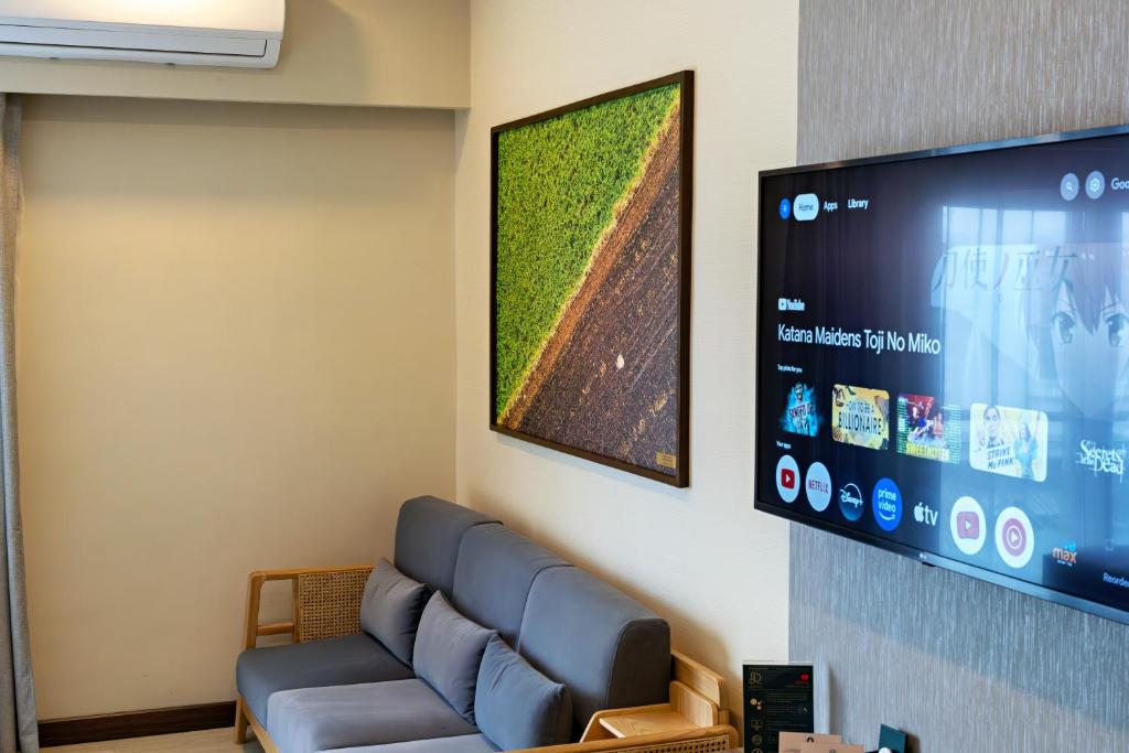 TV a/nebo společenská místnost v ubytování Roy's Hotel and Convention Center