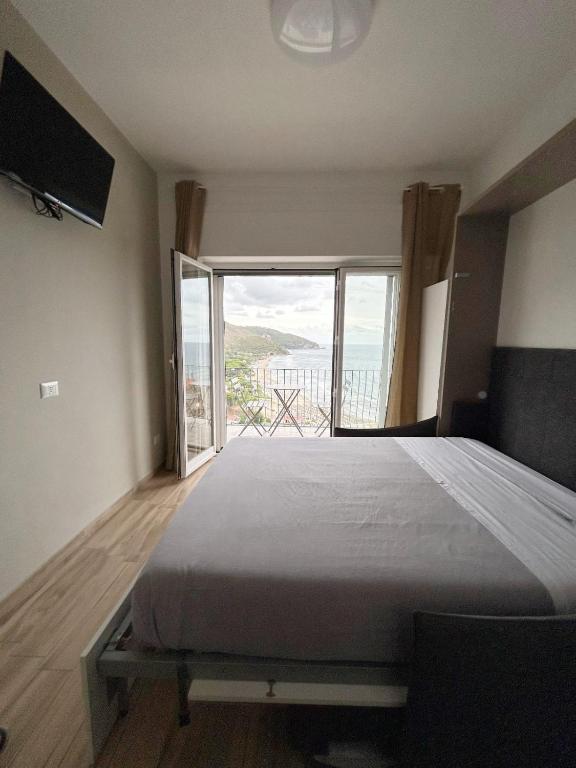 Postel nebo postele na pokoji v ubytování Cristalli di mare room