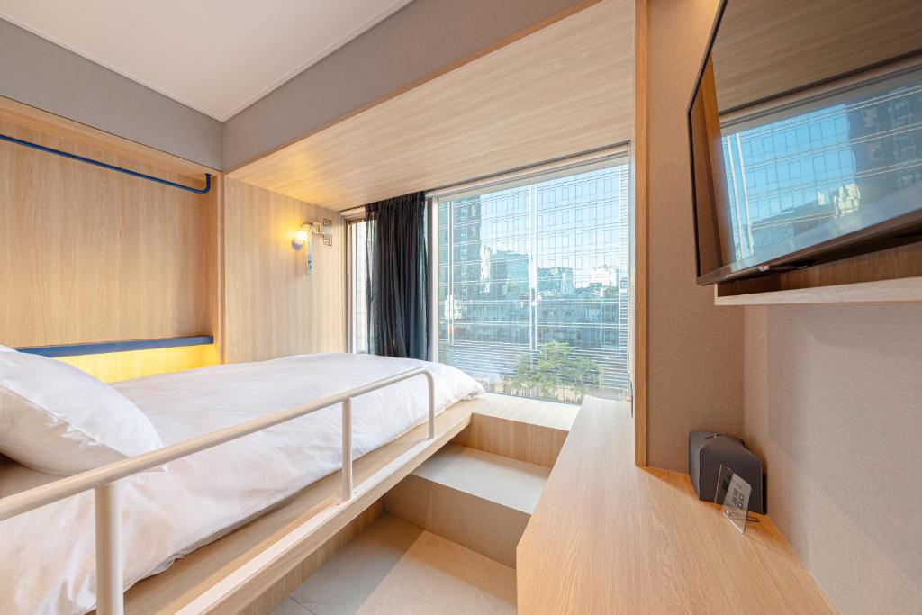 Postel nebo postele na pokoji v ubytování Uhoostay Myeongdong Guesthouse
