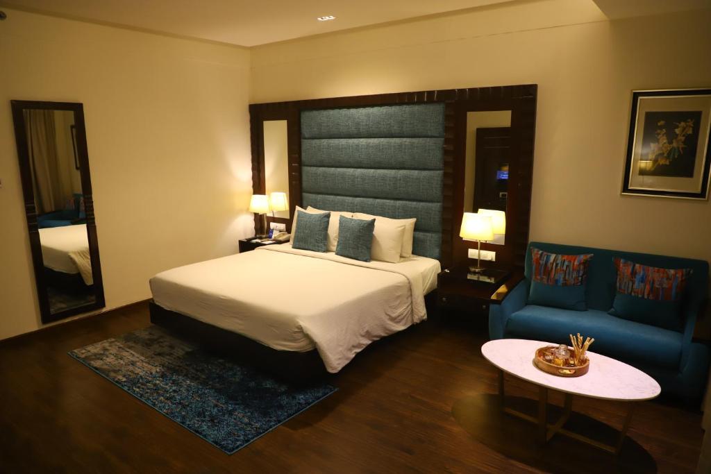 Postel nebo postele na pokoji v ubytování Deventure Sarovar Portico Kapashera, New Delhi