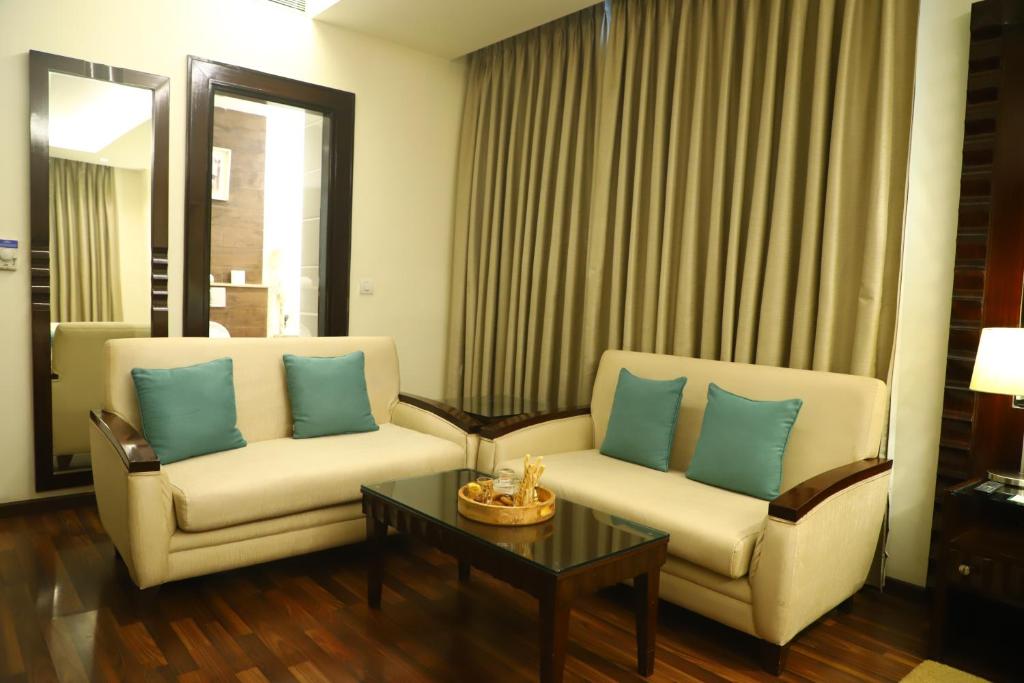 Posezení v ubytování Deventure Sarovar Portico Kapashera, New Delhi