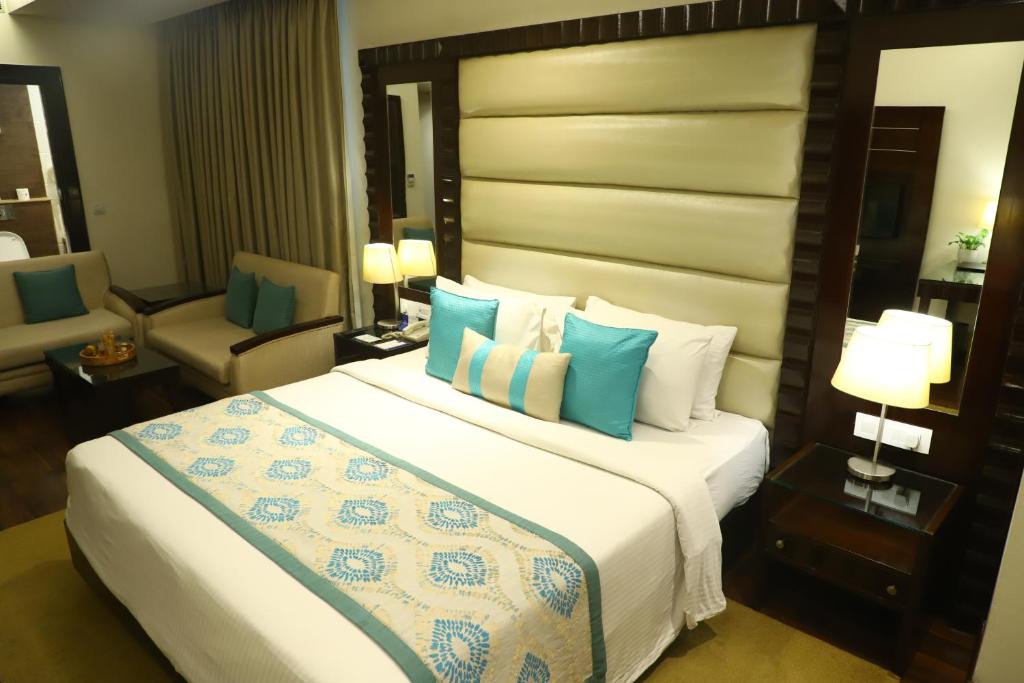 Postel nebo postele na pokoji v ubytování Deventure Sarovar Portico Kapashera, New Delhi
