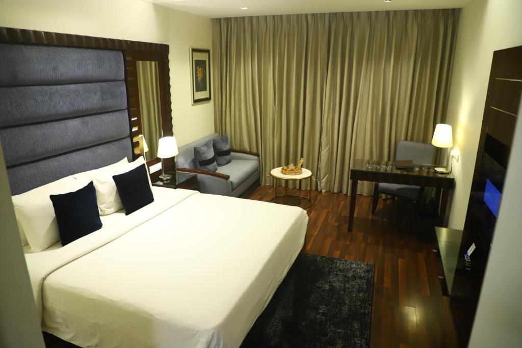 Postel nebo postele na pokoji v ubytování Deventure Sarovar Portico Kapashera, New Delhi