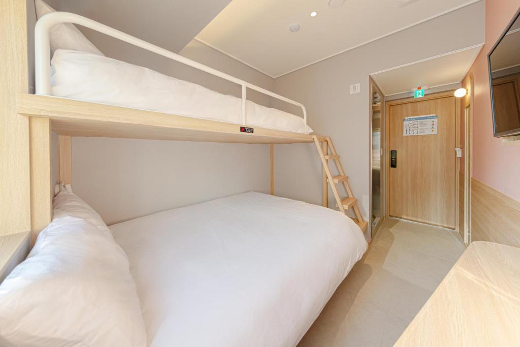Postel nebo postele na pokoji v ubytování Uhoostay Myeongdong Guesthouse