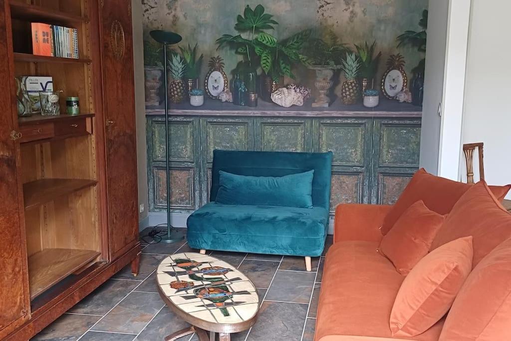 un salon avec un canapé bleu et une table dans l'établissement 3 Aux Dames Vertes, à Cuzion