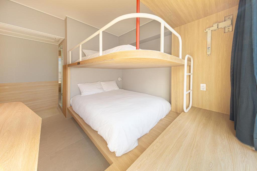 Postel nebo postele na pokoji v ubytování Uhoostay Myeongdong Guesthouse