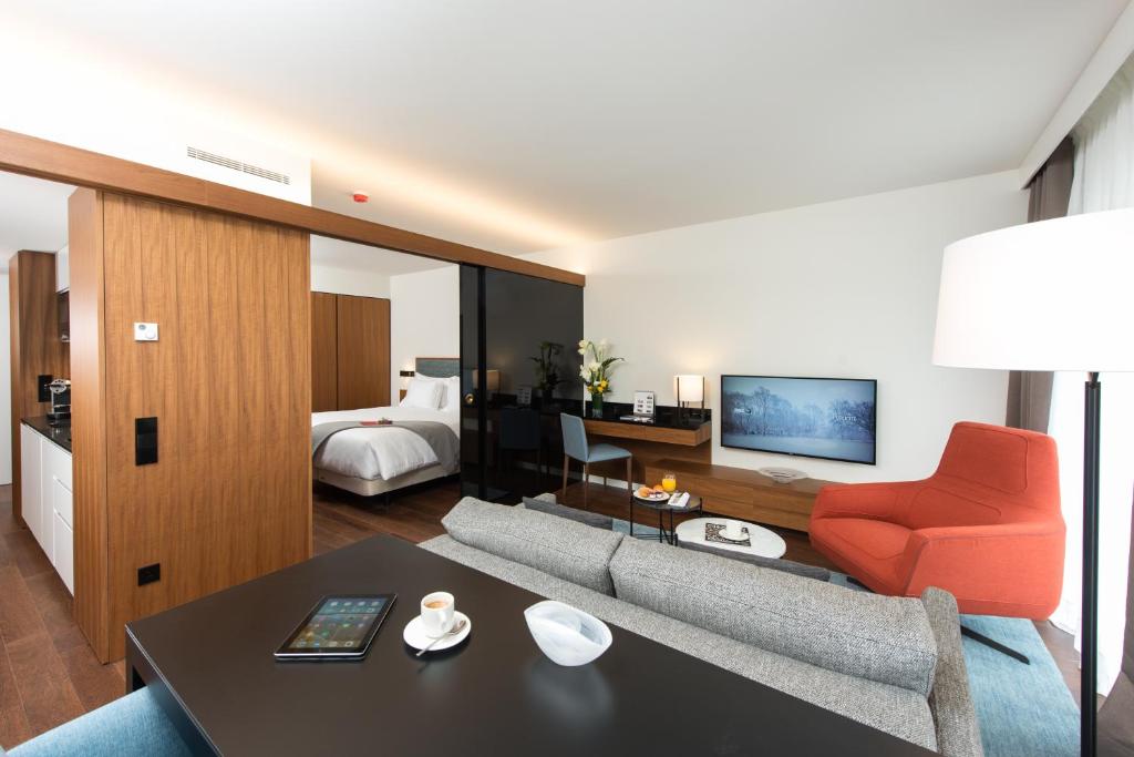 TV a/nebo společenská místnost v ubytování Fraser Suites Geneva - Serviced Apartments