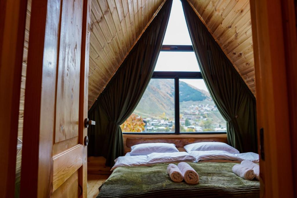 Postel nebo postele na pokoji v ubytování Hillside Kazbegi