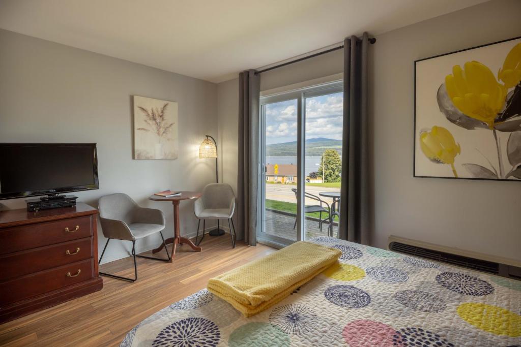 TV a/nebo společenská místnost v ubytování Motel le Point de Vue