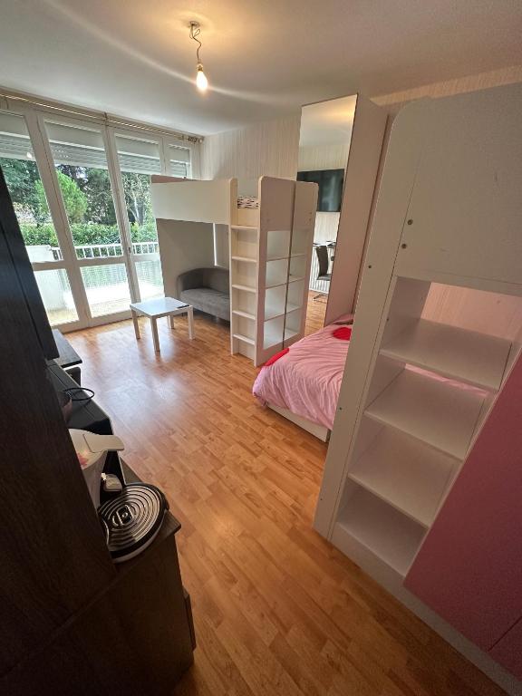 une chambre avec des lits superposés et une chambre avec des lits superposés dans l'établissement Géante Chambre Privative avec Balcon pour Groupe, à Castres