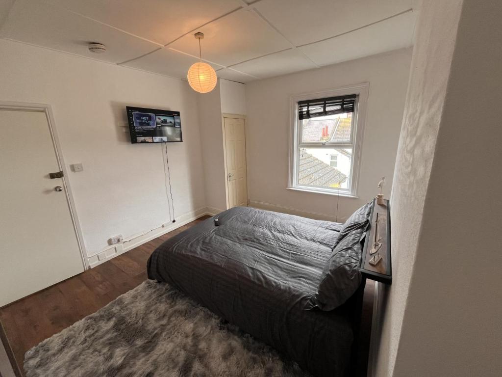 En eller flere senge i et værelse på Second Floor 3 bedroom flat in the town centre