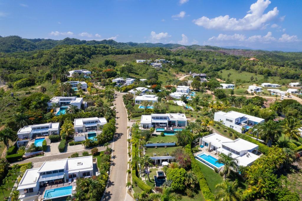 una vista aérea de un complejo turístico en Villas Agua Dulce, en Sosúa