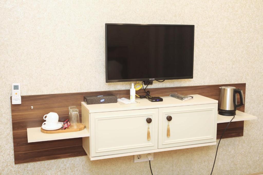 TV a/nebo společenská místnost v ubytování MidCity Hotel